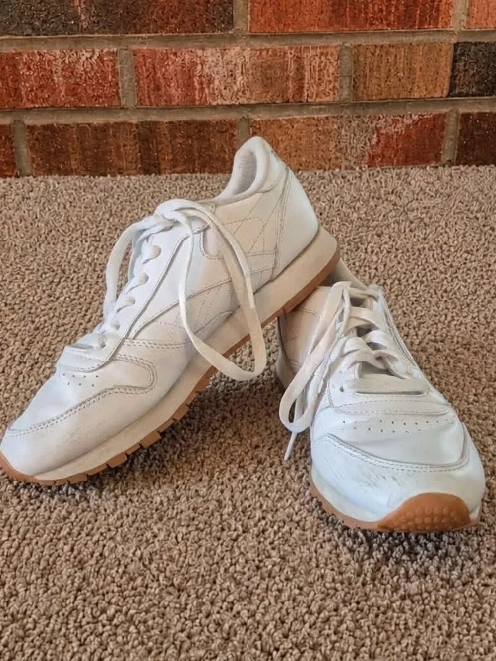 Reebok Womens 7.5 Sneakers White Leather Athletic Shoes